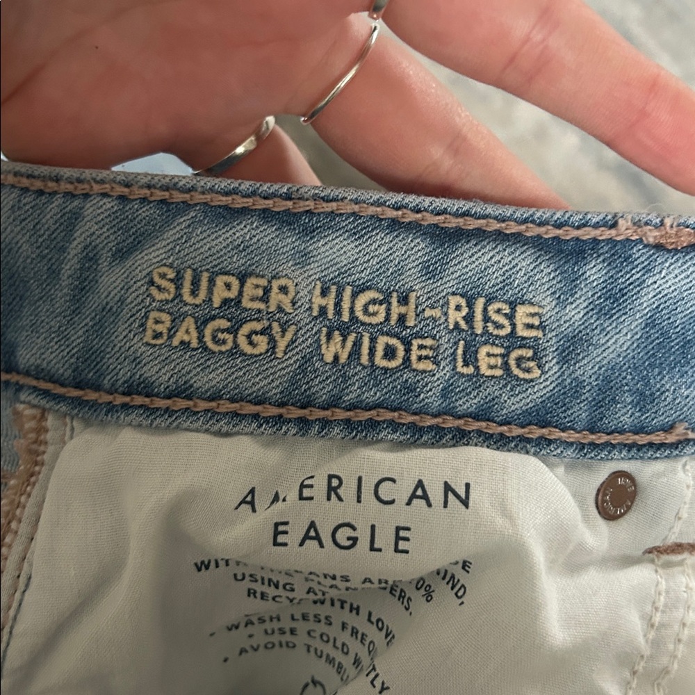 American Eagle Super High Rise Baggy Wide Leg Distressed Jeans - 6 LONG - Picture 4 of 6